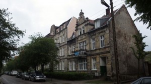 Renovierungsbedürftiges altes Haus in einer Seitenstraße