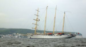 Die Star Clipper ein Viermastmarssegelschoner liegt auf Reede vor Sassnitz - so eine Kreuzfahrt lassen wir uns auch gefallen ;-)