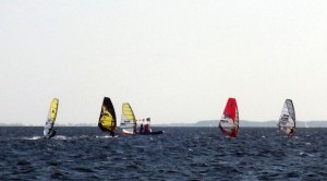 Schöner Blick auf den Windsurf Cup beim Einlaufen nach Burgtiefe