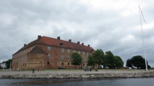 Ein letzter Blick auf das Schloss. Es sieht recht schlicht aus. Das Herzogtum war im Laufe der Geschichte Pleite, so dass das Schloss an das Königshaus fiel, die daran jedoch kein Interesse hatten. Im 18.Jh wurde es saniert und alle wartungsintensiven Gibelchen und Türmchen entfernt