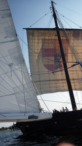 Vor der Einfahrt nach Wismar nehmen wir noch schnell der Kogge den Wind aus den Segeln
