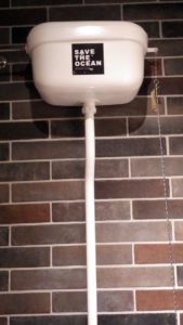 Dieser Aufkleber trifft den Punkt. Wozu werden in einigen Häfen nachts die Toiletten geschlossen. Was glauben die eigentlich, was die Segler dann tun?