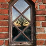 Spiegelung im Fenster eines Hauses in Hoben