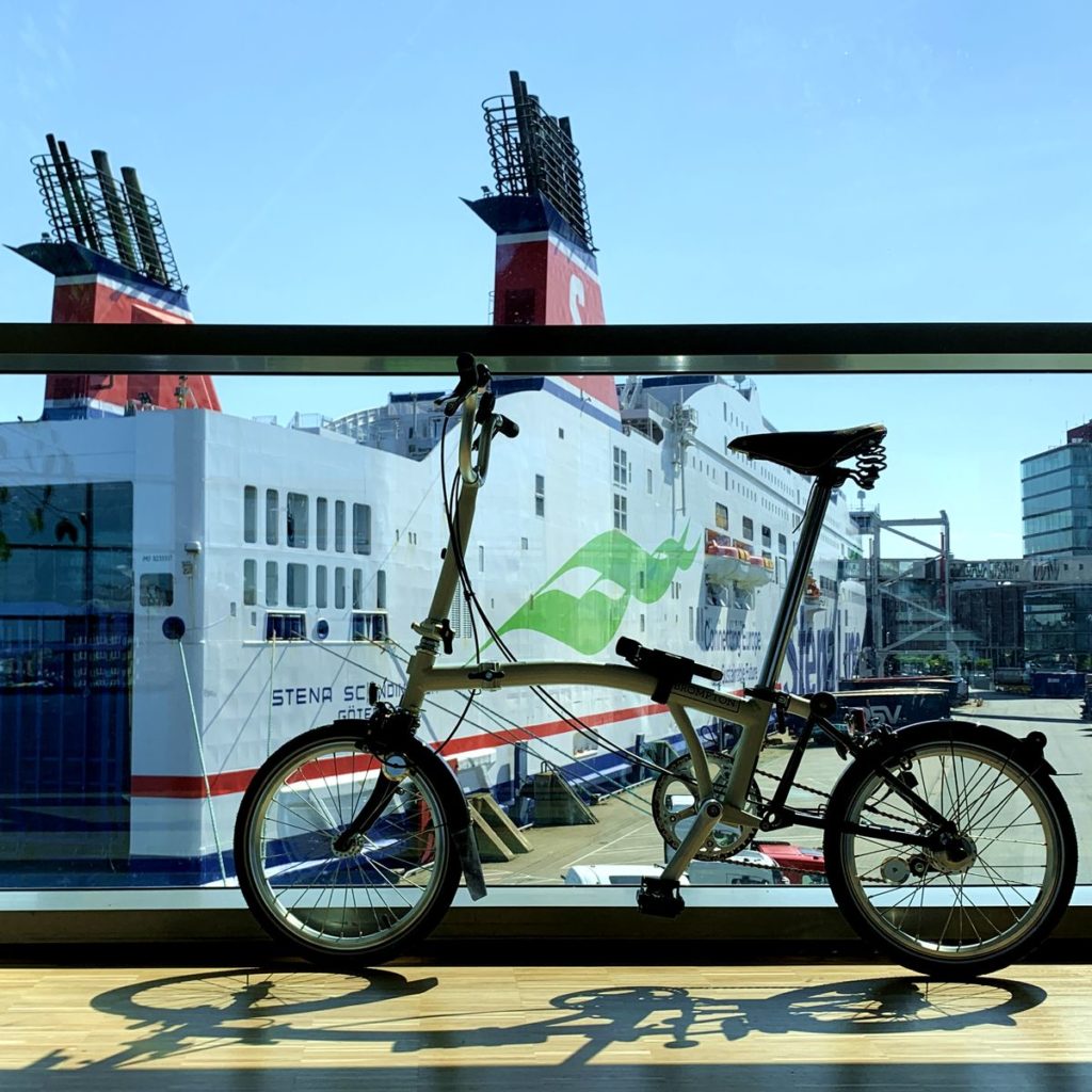Oben warten wir mit meinem neuen Fahrrad, das sich gleich gefaltet in ein Gepäckstück verwandelt