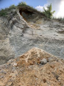 An der Steilküste in Mommark ist ein Stückchen vor Kurzem abgestürzt - nach dem gestrigen Starkregen?