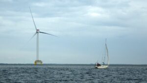 Vor Thyborøn stehen auf den Sandbänken imposante neue Windkraftanlagen von Siemens-Gamesa.