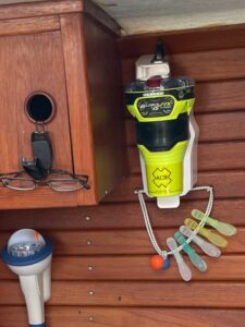 Unsere neue ACR-Epirb neben dem Navi-Tisch