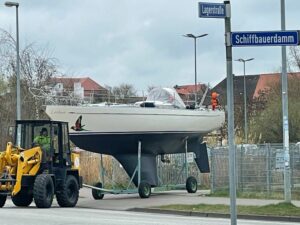 Lorrikeet auf dem Weg zum Kran