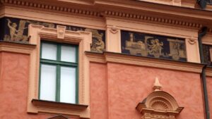 Schönes Fries an einem alten Haus in Karlskrona