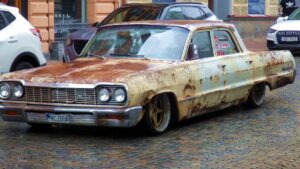 Alter Chevrolet in der Altstadt von Karlskrona -er klingt so wie er aussieht