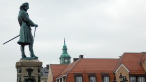 Hans Wachtmeister blickt über die Altstadt von Karlskrona. Er spielte eine wesentliche Rolle bei der Schaffung des Marinestützpunktes Karlskrona