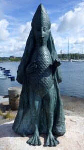 Biskup Morski, eine Skulptur von Helena Mutinen