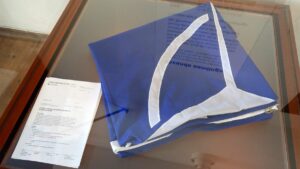 Im Eingang zum Marinemuseum ist die NATO-Flagge ausgestellt, die 2024 zum Beitritt Schwedens zur NATO gehisst wurde