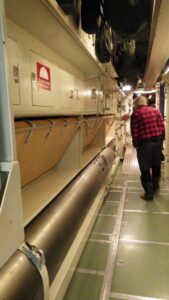 Im U-Boot Neptun sind die Schlafplätze der Crew über den Torpedos des U-Boots. Über den Doppel-T Träger darüber konnten sie geladen werden