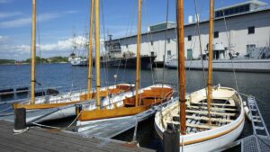 Drei Longboats, ähnlich unseren Marinekuttern (nur ohne Fock und Schwert) vor dem Marinemuseum 