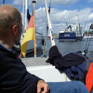 Im engen Inselhafen muss die Fähre drehen. Wie gut, dass wir etwas weiter hinten liegen