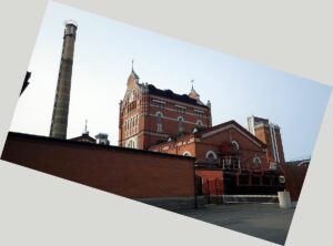 Die sogenannte "Wodka Kirche" - das Betriebsgebäude von Absolut Wodka. Vorne rechts die Abfüllanlage für die Tanklaster mit automatischer Brandlöschanlage