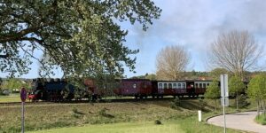 Die historische Bäderbahn Molli dampft am Hafen von Kühlungsborn vorbei.