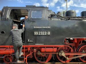 In Bad Doberan wird die Lok abgekoppelt, aufgefüllt und dann am anderen Ende wieder angekoppelt