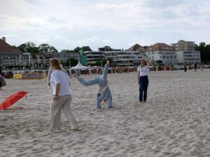 Junge Leute am Strand von Travemünde