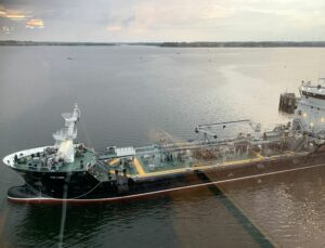 Das Bunkerschiff legt ab