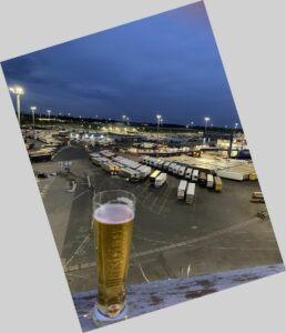 Entspannter Blick auf den Trubel am Fährterminal