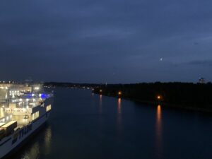 Blick die Trave hinab. Rechts ist der Priwall