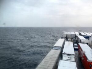 Guten Morgen! Es nieselt ein wenig bei mäßigem Südwestwind