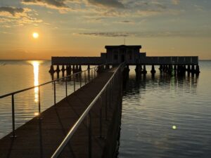 Kaltbadeanstalt von Borgholm im Abendlicht