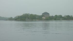 Eines von mehreren Pulverhäusern auf den Schären vor Karlskrona, wo die Marine ihr Schießpulver lagerte. Auf Schwedisch heißt das "kruthus". So heißt jetzt auch eine nette Bar in der Innenstadt.