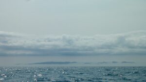 Eine typische tief über dem Wasser hängende Hanö Bucht Wolke, die auf der Hinfahrt plötzliche Winddreher und Starkwind brachte