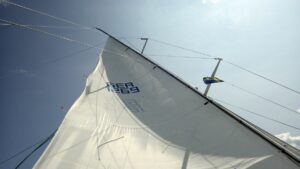 Im 1. Reff hoch am Wind