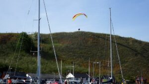 Paraglider am Hafen von Kåseberga 