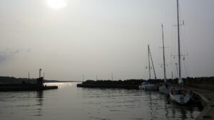 Früh morgens: es ist noch diesig, aber die Sonne gibt sich Mühe