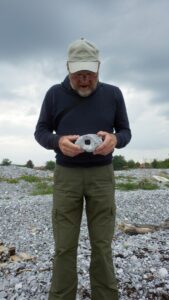 Prähistorische Lochkamera am Strand gefunden!