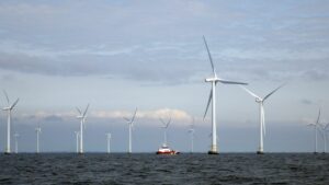 Wie klein doch so ein Versorgungsschiff neben den eigentlich gar nicht so riesigen 2MW Windrädern wirkt