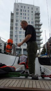 Schiff klarieren in der Marina Dockan
