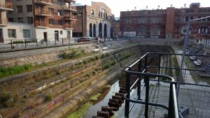 Neue und alte Gebäude am ehemaligen Trockendock
