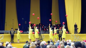 Darbietung zum Natonalfeiertag in Schweden auf dem großen Marktplatz in Malmö