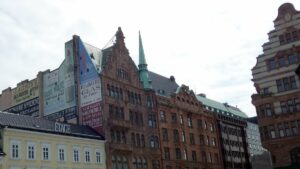 Alte Werbung an den Häusern am großen Marktplatz in Malmö