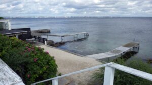 Jeder hat hier am Öresund seinen privaten Badesteg. Ob diese Stege zu den Häuser auf der anderen Seite der Uferstraße gehören, wissen wir allerdings nicht