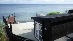 Oft gehören auch kleine Hütten, Terrassen oder wie hier auch ein privater Strand zu den Badestegen