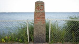 Ein alter Kilometerstein an der Straße - noch 3 Kilometer bis Helsingør