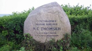 Gedenkstein für Henry Christian Thomsen. Er war während des zweiten Weltkriegs Eigentümer des Wirtshauses von Snekkersten und organisierte die Flüchtlingstransporte über den Öresund nach Schweden. Nach seiner Verhaftung kam er Ende 1944 in Neuengamme ums Leben