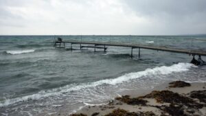 Wir laufen den Strand entlang zum Kaufmann während schon der nächste Regen heraufzieht