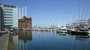 Der Kalkbraenderiavn in Kopenhagen mit dem Kraftwerk von 1953