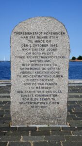 Gedenkstein für die dänischen Juden, die von hier am 2. Oktober 1943 mit dem Truppentransporter Wartheland nach Svinemünde deportiert wurden, von wo aus sie ins Konzentrationslager Theresienstadt transportiert wurden und für 18 Monate gefangen waren. Mit demselben Schiff wurden auch dänische Kommunisten transportiert, die ins Konzentrationslager Stutthof kamen.