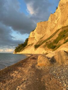 Die aufgehende Sonne taucht die Kreideklippen in goldenes Licht (Foto: Matthias)