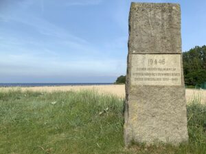 Ein Gedenkstein am Strand von Åhus 