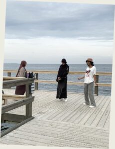 Drei Mädchen filmen sich selbst beim Tanzen auf der Strandbrücke von Åhus und haben ganz offensichtlich viel Spaß